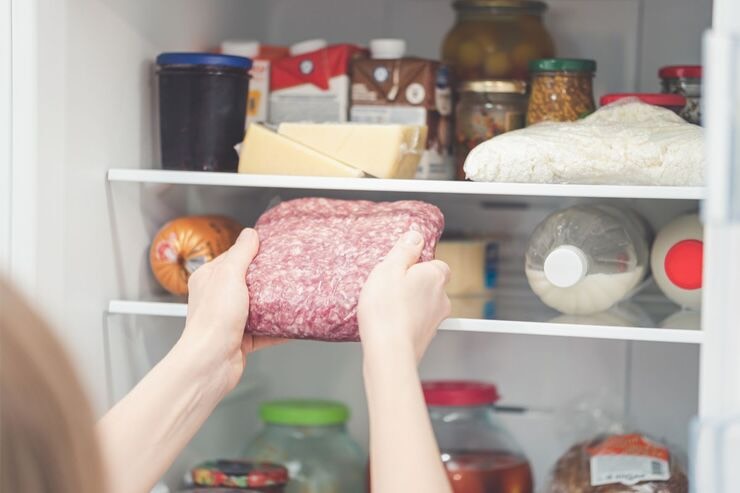 Mettere la carne in frigo