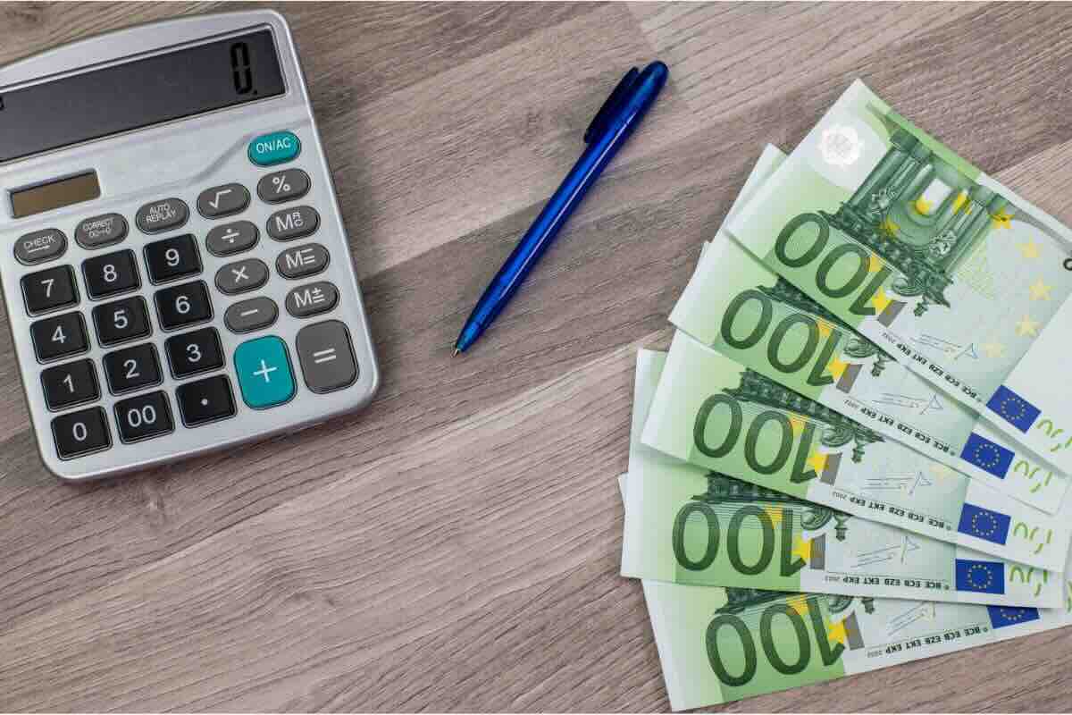 Calcolatrice, penna, 5 banconote da 100 euro