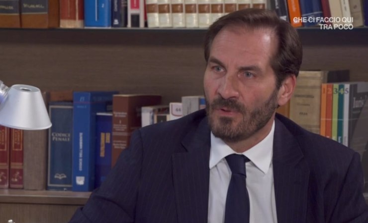 Alberto Palladini preoccupato in una scena di Upas