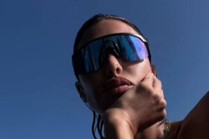 Primo piano di Belen Rodriguez con gli occhiali da sole