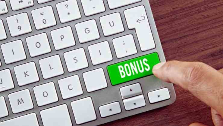 tastiera del pc e scritta bonus su un tasto