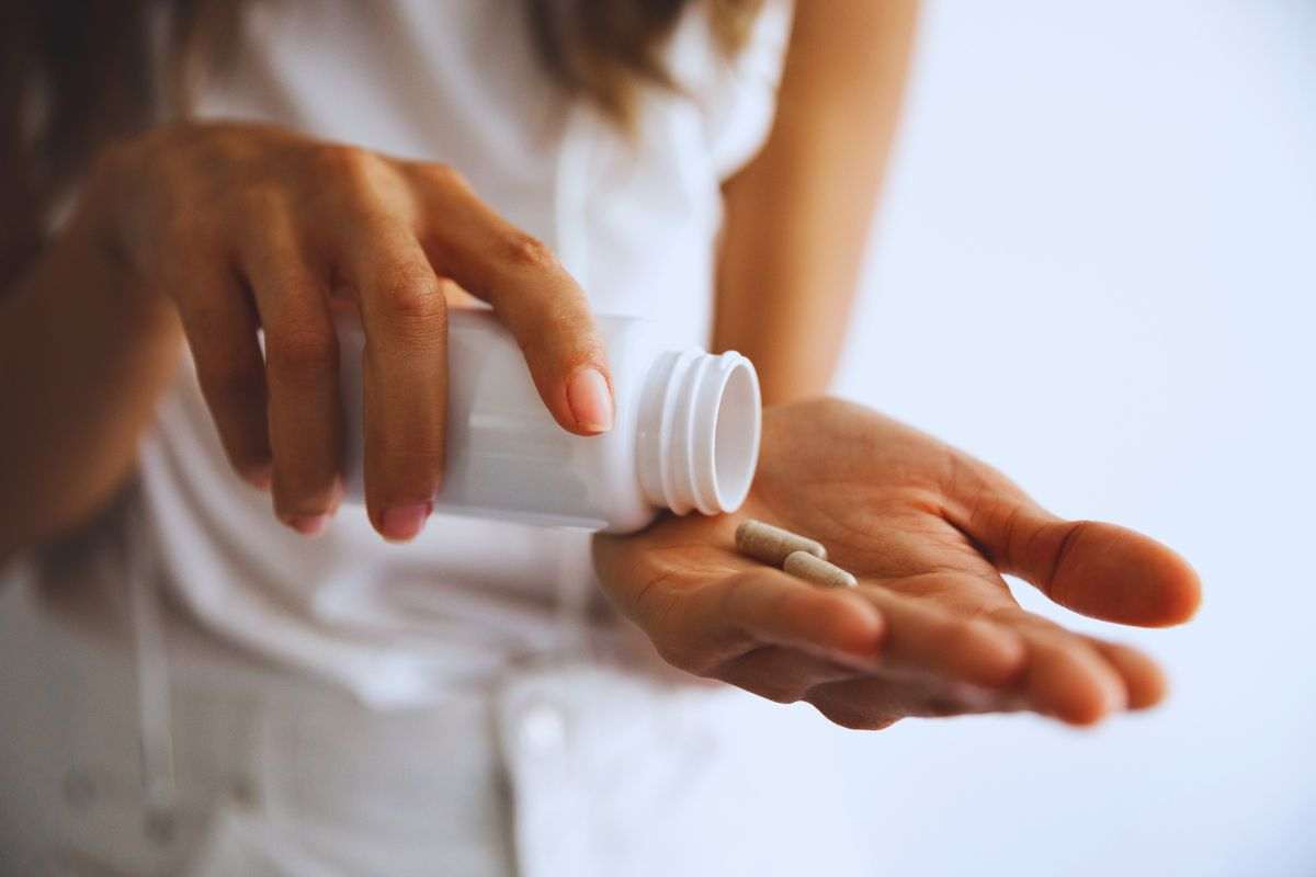 Donna che utilizza integratori