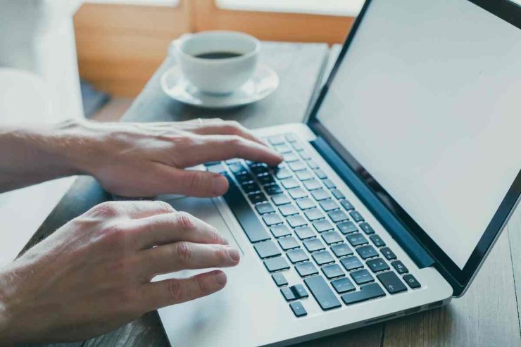 persona che scrive al computer