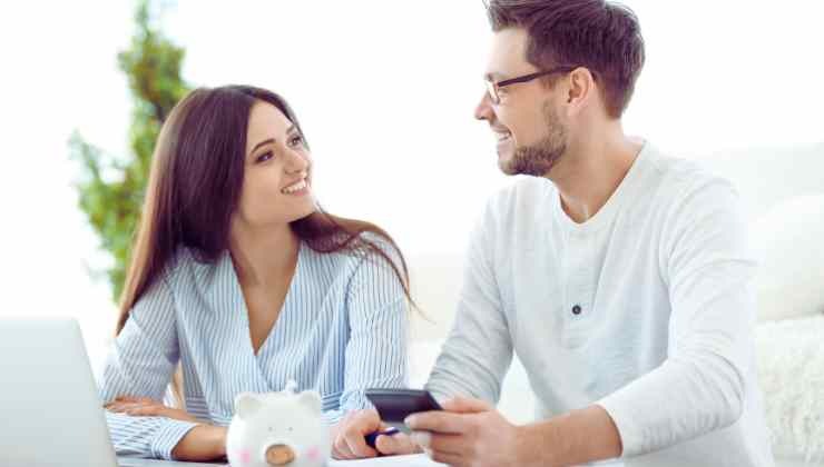 ragazzo e ragazza sorridenti