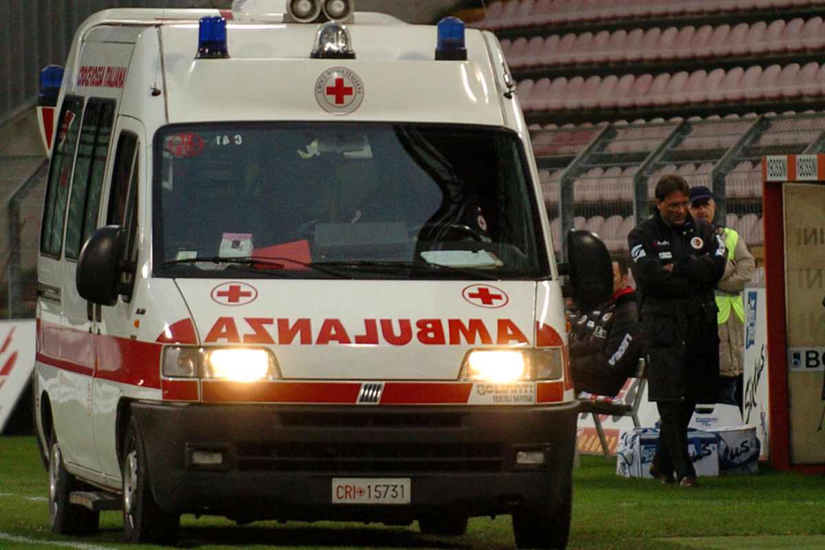 Infortunio e ambulanza in campo durante la sfida amichevole