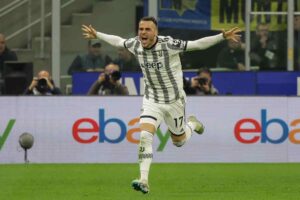 Kostic esulta dopo una rete