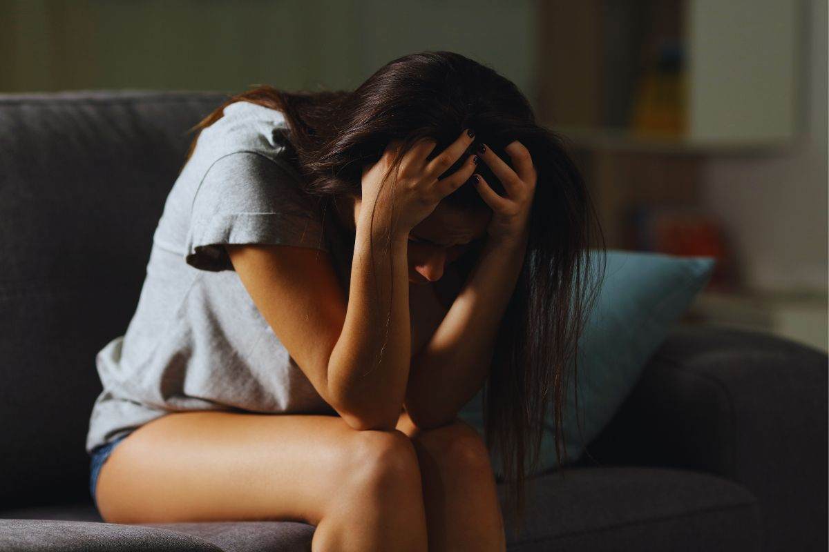 donna disperata sul divano