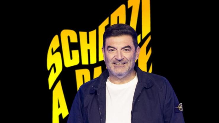 Max Giusti davanti al logo di Scherzi a Parte