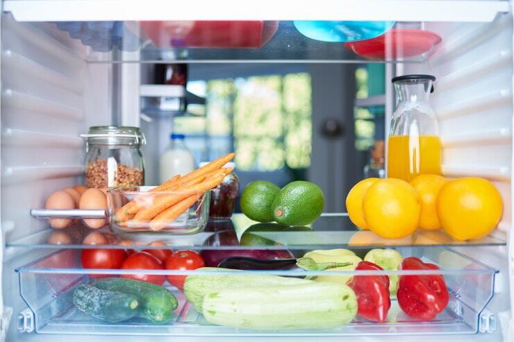 Interno del frigo con alimenti disposti ordinatamente