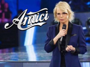 Maria De Filippi e scritta Amici