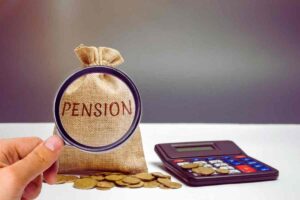 sacca con scritta pension, soldi e calcolatrice