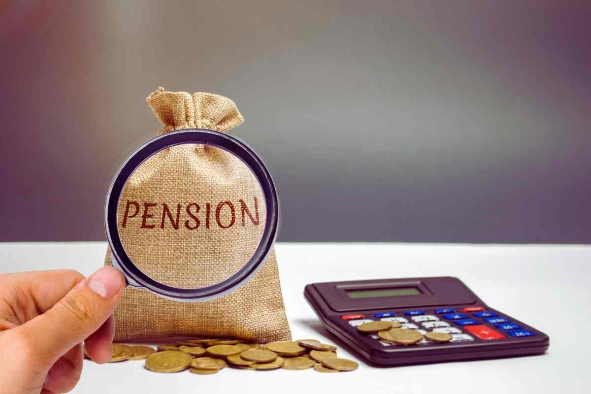 sacca con scritta pension, soldi e calcolatrice