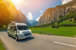 camper sulla strada