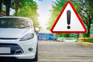 automobile parcheggiata e simbolo attenzione
