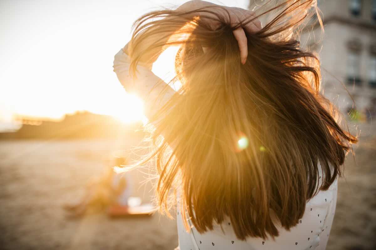 donna con capelli lunghi al sole