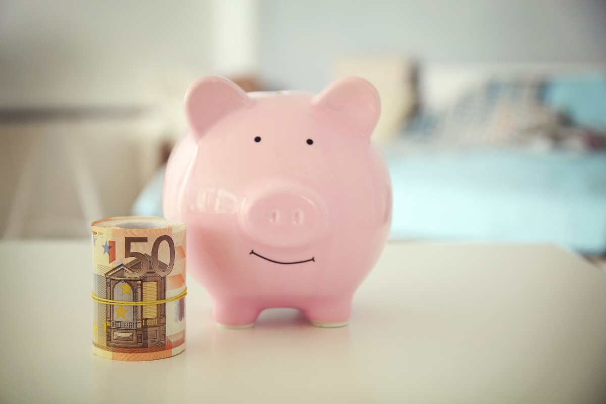 salvadanaio e euro