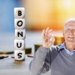 bonus e anziano felice
