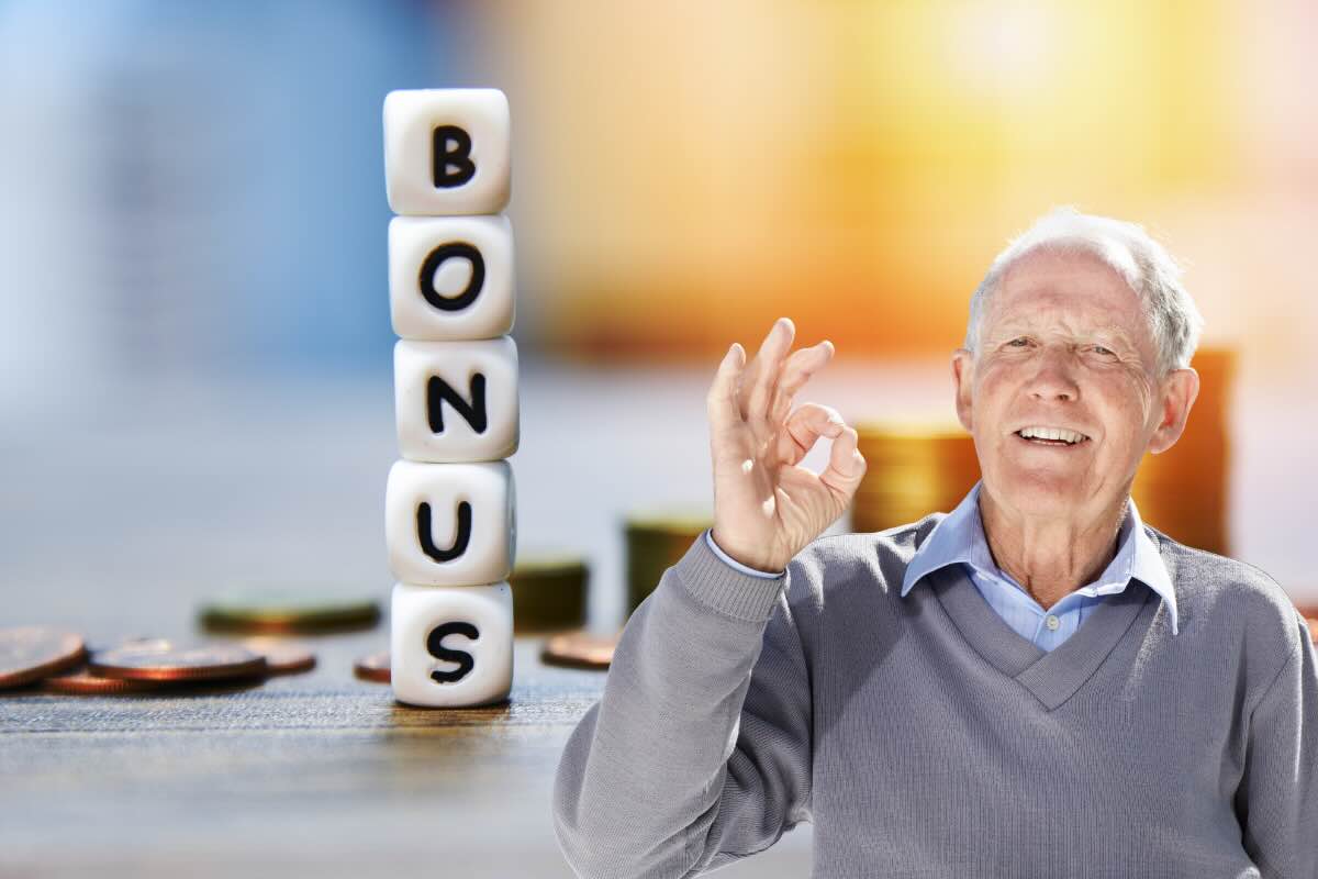 bonus e anziano felice