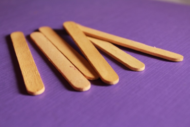 bastoncini del gelato su sfondo viola