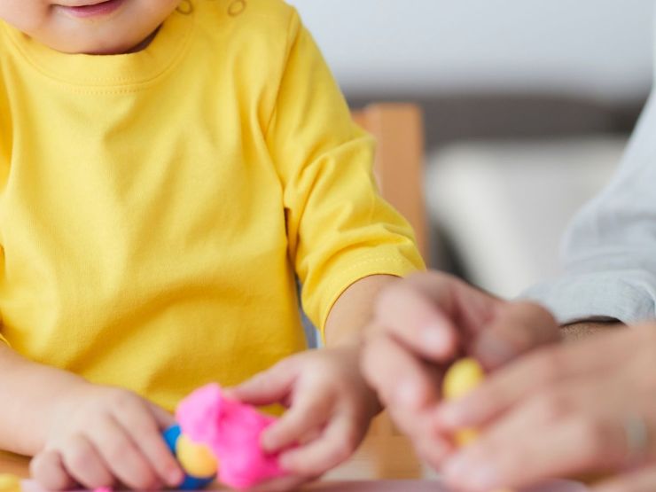 bambino che gioca con pasta modellabile