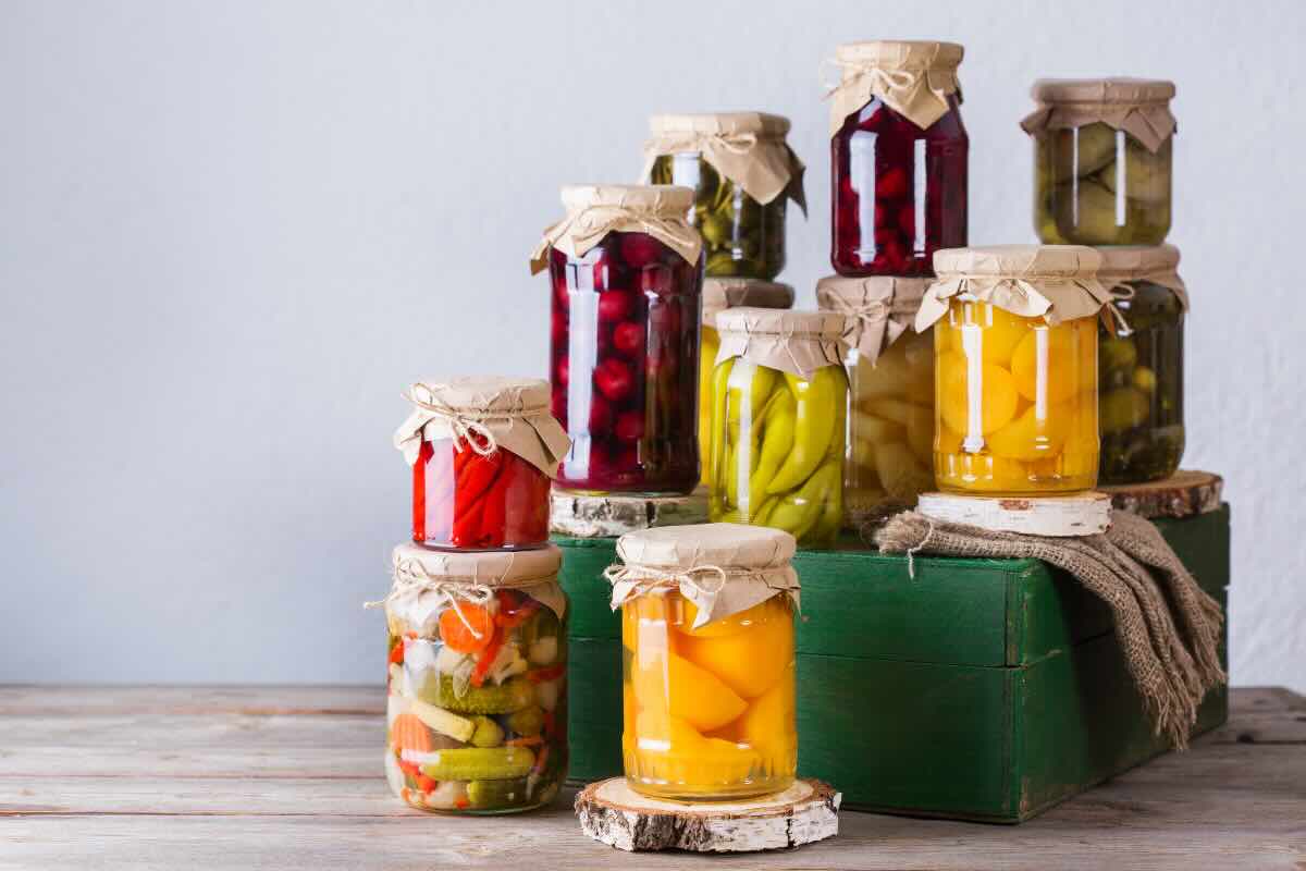 barattoli vari con conserve