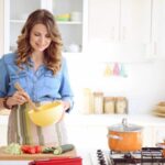 Donna che gira qualcosa in ciotola in cucina