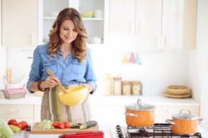 Donna che gira qualcosa in ciotola in cucina