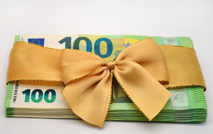 Banconote da 100 euro infiocchettate