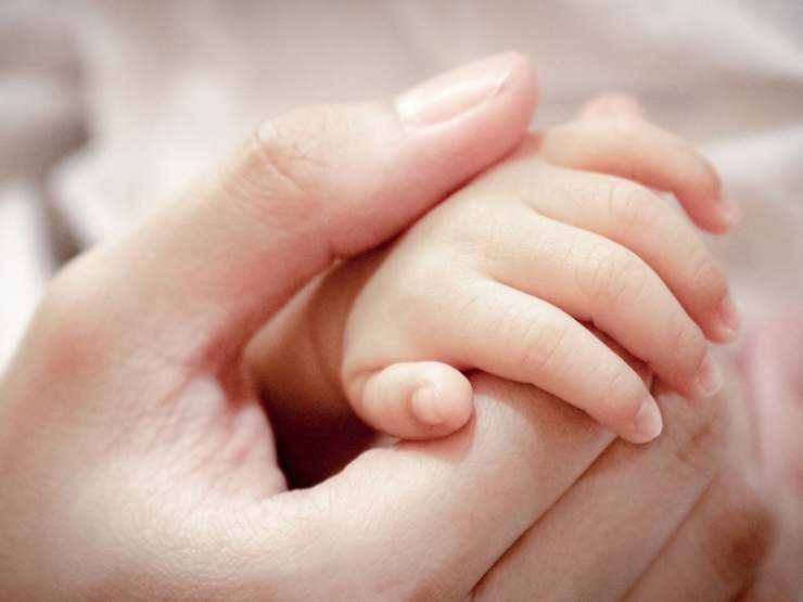 mani mamma e bambino