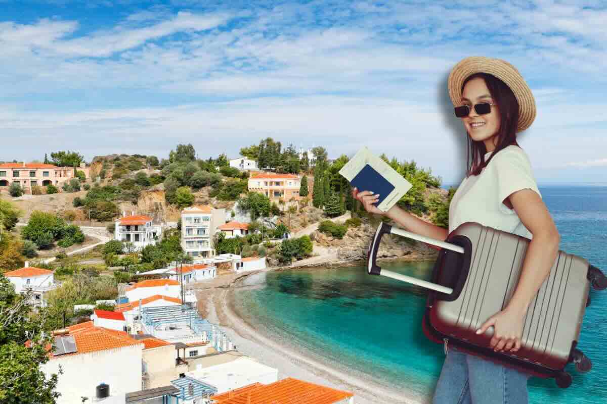Sullo sfondo cittadina greca e davanti ragazza con cappello, passaporto e valigia
