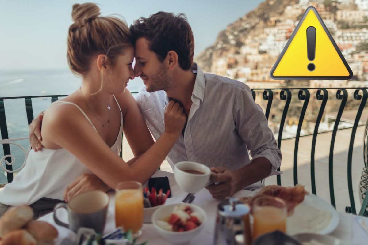 coppia che amoreggia e simbolo attenzione