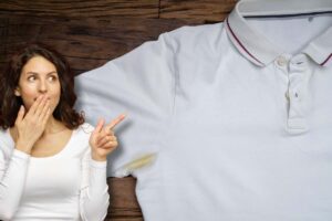 Polo con macchia sudore sotto ascella, donna indica