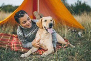 donna con cane sotto tenda