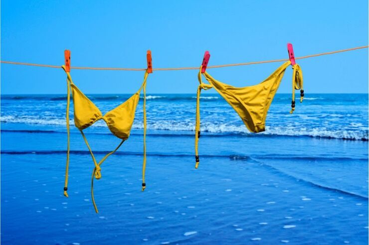Bikini steso di fronte al mare
