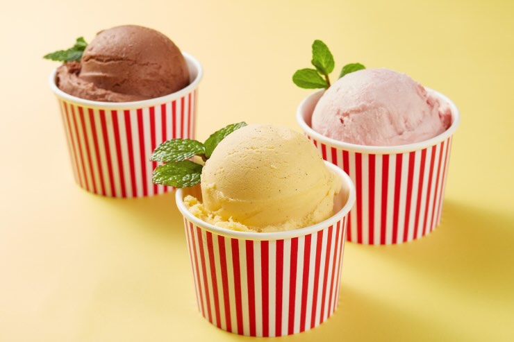 tre coppette del gelato a righe