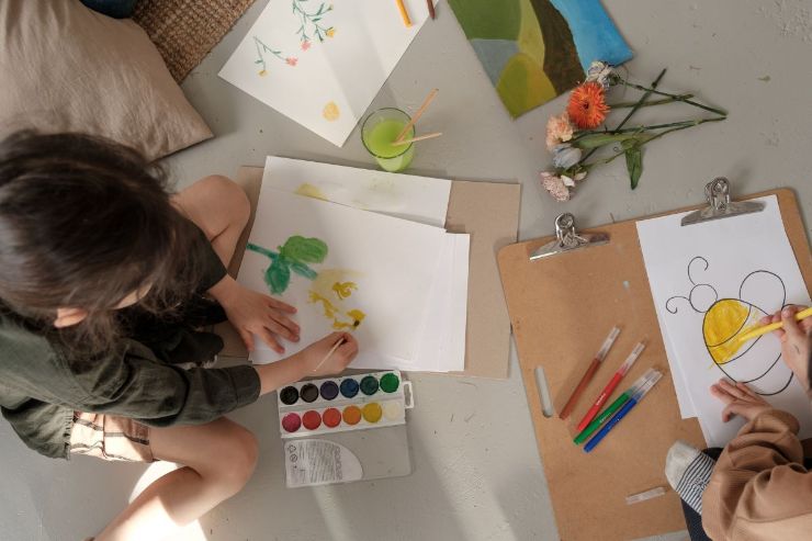 Bambini che colorano 