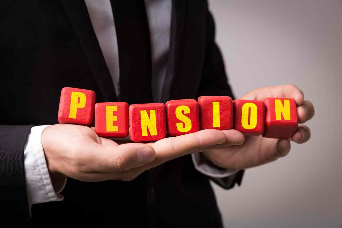 Mano uomo con scritta pensioni