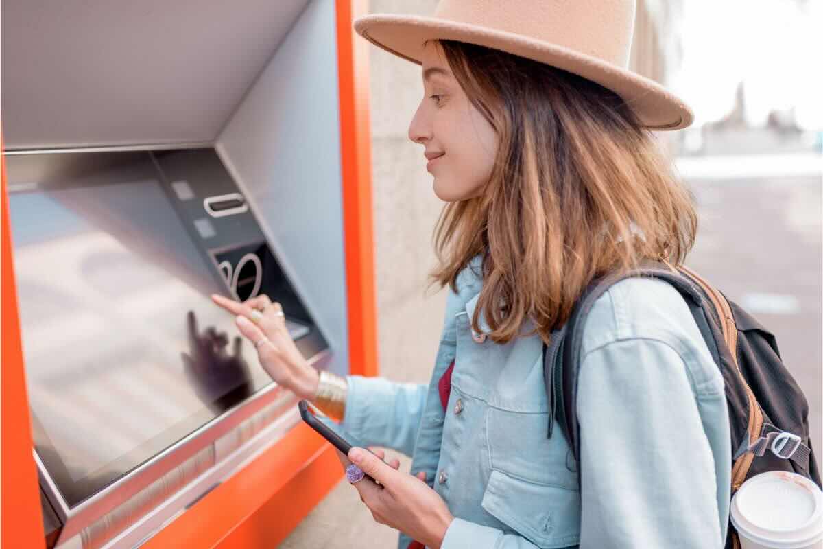 Ragazza con cappello e zaino preleva