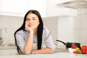 donna pensierosa in cucina