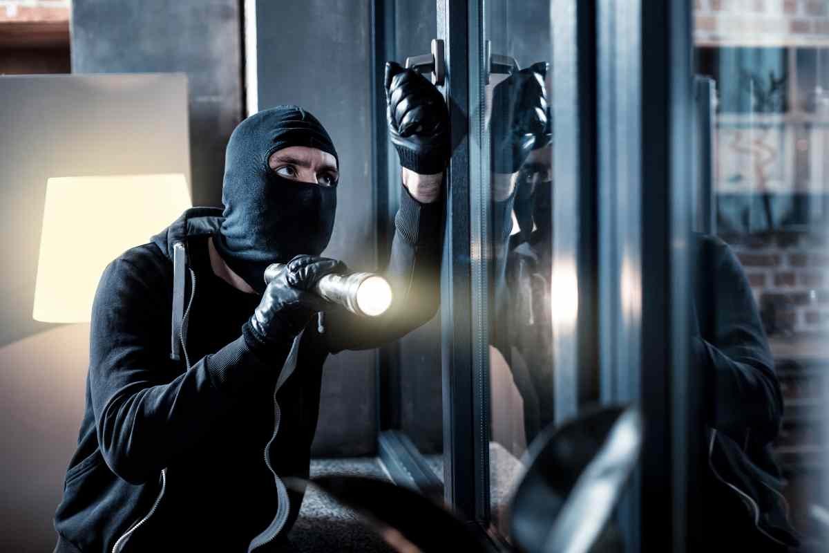ladro che prova ad entrare in casa