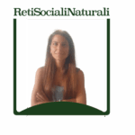 Primo piano di Loriana Lionetti giornalista che scrive su Reti Sociali Naturali