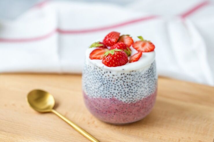 Bicchiere con yogurt e semi di chia, chia pudding