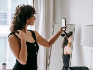 donna che si guarda allo specchio