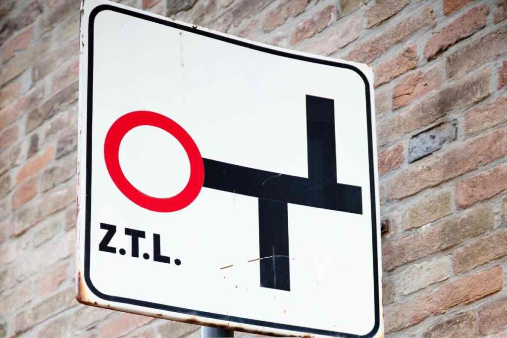 segnale ztl bianco e nero
