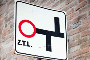 segnale ztl bianco e nero