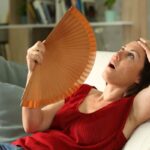 Donna che si sventola per il caldo