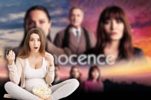 logo innocence e donna sconvolta mentre guarda tv