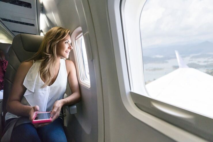 Donna guarda fuori dal finestrino in aereo