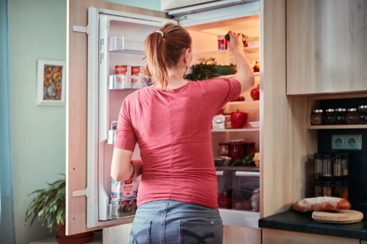 Ragazza prende qualcosa dal frigo