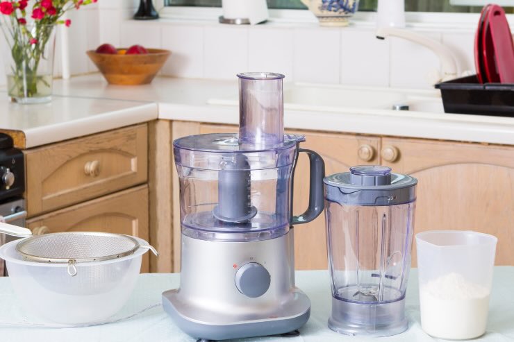 robot da cucina e varie componenti 